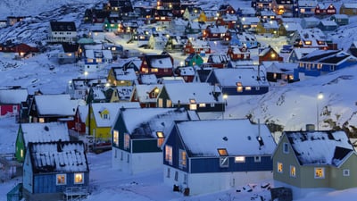 Bing wallpaper December 25, 2025. Nuuk, Groenland (© nevereverro/Getty Images)