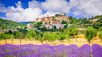 Bing wallpaper May 24, 2020. Village de Simiane-la-Rotonde et champ de lavande, en Provence (© SandyS/emicristea/Getty Images)