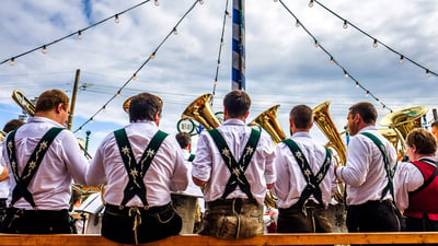 Bing wallpaper September 20, 2019. Eine Blaskapelle auf dem Oktoberfest in München, Bayern, Deutschland (© FooTToo/iStock Editorial/Getty Images Plus)