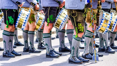 Bing wallpaper September 15, 2023. Lederhosen und Tradition, Oktoberfest auf der Theresienwiese in München (© FooTToo/Getty Images)