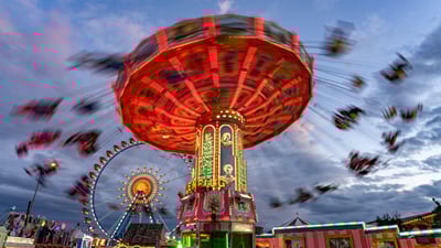 Bing wallpaper September 20, 2025. Carrossel de balanço na Oktoberfest, Munique, Baviera, Alemanha (© LOOK-foto/Alamy)