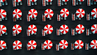 Bing wallpaper May 26, 2025. Ombrelloni simmetrici visti dall'alto, Massa, Toscana (© Abstract Aerial Art/DigitalVision)