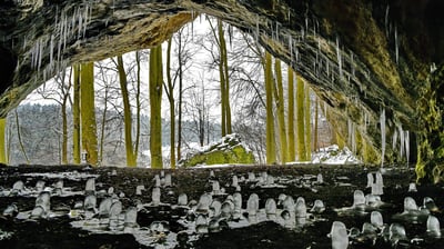 Bing wallpaper January 11, 2021. Eiszapfen in der Oswaldhöhle bei Muggendorf, Bayern (© Rüdiger Hess/geo-select FotoArt)