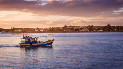 Bing wallpaper March 20, 2025. Barco de pescadores flutuando em um rio durante o pôr do sol (© agustavop/iStock/Getty Images Plus)