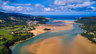 Bing wallpaper October 24, 2025. Río Oca, Mundaka, Vizcaya, País Vasco, España (© Tuul and Bruno Morandi/Alamy)