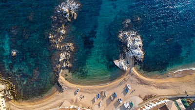 Bing wallpaper August 30, 2025. Vista aérea de Port Bo de Calella en la costa de Palafrugell, Gerona, Cataluña, España (© AlexKazachok2/iStock/Getty Images Plus)