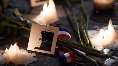 Bing wallpaper November 12, 2025. Mémorial éphémère en hommage aux victimes des attentats de Paris, Vieux-Port, Marseille (© Anne-Christine Poujoulat/Getty Images)