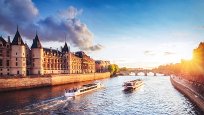 Bing wallpaper July 25, 2024. Coucher de soleil sur la Seine avec la Conciergerie, Paris (© Britus/iStock/Getty Images Plus)