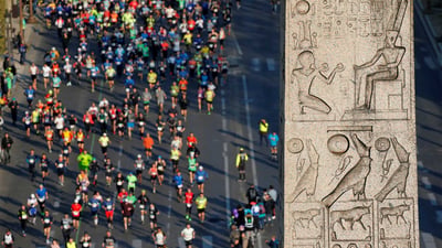 Bing wallpaper April 1, 2023. Coureurs lors du Marathon de Paris, Obélisque de la place de la Concorde, Paris (© REUTERS/Regis Duvignau)