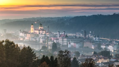 Bing wallpaper October 20, 2021. Abenddämmerung über der Altstadt von Passau, Bayern (© Sergey Alimov/Moment/Getty Images)