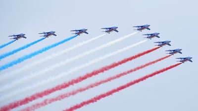 Bing wallpaper July 13, 2019. La Patrouille de France lors du défilé du 14 juillet 2014 sur les Champs-Élysées (© Xinhua/Alamy Stock Photo)