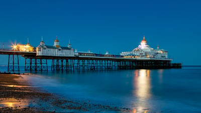 Bing wallpaper November 26, 2025. Jetée d’Eastbourne, East Sussex, Angleterre (© Tolga_TEZCAN/Getty Images)