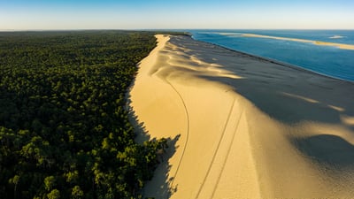 Bing wallpaper June 9, 2021. ｢アルカション湾のピラ砂丘｣フランス （© aluxum/iStock/Getty Images Plus）