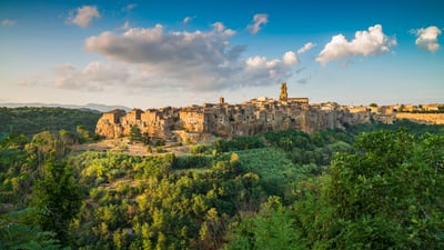Bing wallpaper April 20, 2025. Pitigliano al tramonto, Provincia di Grosseto, Toscana (© Ivoha/Alamy Stock Photo)