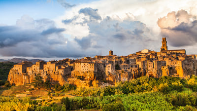 Bing wallpaper May 13, 2026. Ville médiévale de Pitigliano, Toscane, Italie (© bluejayphoto/Getty Images Plus)