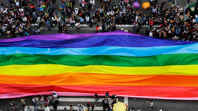 Bing wallpaper June 28, 2024. Foliões enchem as ruas segurando uma bandeira gigante do arco-íris durante a parada anual do orgulho LGBT na avenida Paulista (© Nelson Antoine/Shutterstock)