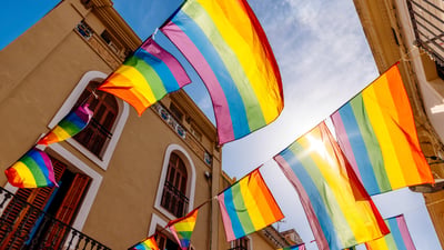 Bing wallpaper June 27, 2025. Calle con banderas del orgullo LGBTQI+, Sitges, Cataluña, España (© Alexander Spatari/Getty Images)