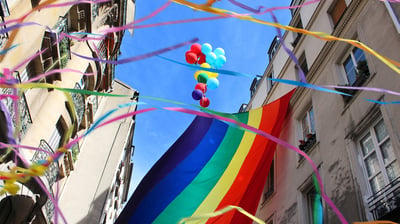 Bing wallpaper May 16, 2021. Drapeau arc-en-ciel dans une rue du Marais, Paris (© MisterStock/Shutterstock)