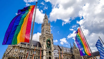 Bing wallpaper June 27, 2023. Regenbogenfahnen am Münchner Rathaus (© FooTToo/iStock/Getty Images Plus)