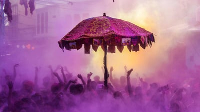 Bing wallpaper March 20, 2019. Devotees and foreign tourists partaking in 'kapda-phaar' during Holi celebrations. (© SHAUKAT AHMED/AFP/Getty Images)