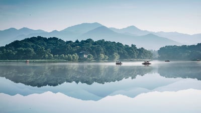 Bing wallpaper April 4, 2023. 杭州西湖水墨意境般的风景，浙江省，中国 (© zhangshuang/Getty Images)