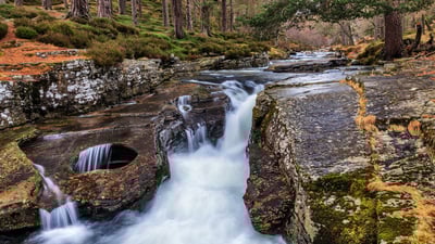 Bing wallpaper December 19, 2021. Linn of Quoich瀑布旁的碗状岩石洞，苏格兰阿伯丁郡 (© AWL Images/Danita Delimont)