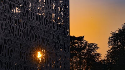 Bing wallpaper May 15, 2022. Le court Philippe Chatrier au stade Roland-Garros, Paris (© CTK/Alamy Stock Photo)