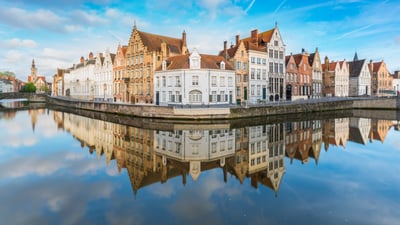 Bing wallpaper August 29, 2020. Bâtiments se reflétant sur les canaux de Bruges, Belgique (© francesco vaninetti/robertharding)