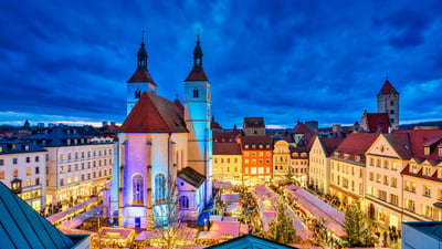 Bing wallpaper November 24, 2024. Weihnachtsmarkt in Regensburg, Bayern (© Harald Nachtmann/Getty Images)