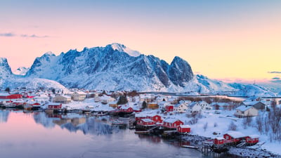 Bing wallpaper January 14, 2026. Le village pêcheur de Reine, Norvège (© Roberto Moiola/Cavan Images/SuperStock)