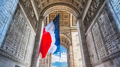Bing wallpaper November 10, 2023. Drapeau français sous l’Arc de Triomphe, Paris, France (© Wiliam Perry/Alamy Stock Photo)