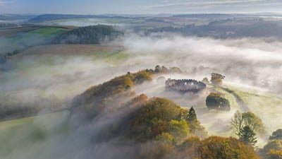 Bing wallpaper October 6, 2020. ｢リストーメル城｣イギリス, コーンウォール (© Robert Harding/Alamy)
