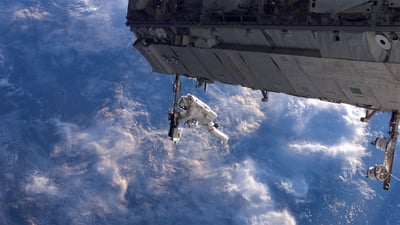 Bing wallpaper October 3, 2020. ｢2006年のISS船外活動｣国際宇宙ステーション (© NASA)