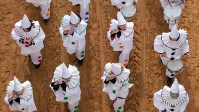 Bing wallpaper February 15, 2026. Rosenmontagszug in Köln, Nordrhein-Westfalen (© mauritius images GmbH/Alamy)