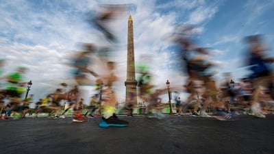Bing wallpaper October 16, 2021. Des coureurs passent devant l’Obélisque place de la Concorde pendant le 42ème marathon de Paris en avril 2018 (© Ian Lagsdon/EPA-EFE/Shutterstock)