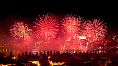 Bing wallpaper June 22, 2026. Fuegos artificiales en la Noche de San Juan (© rui_noronha/Getty Images)
