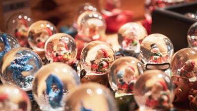 Bing wallpaper December 24, 2025. Boules à neige sur un marché de Noël à Heidelberg, Allemagne (© George Pachantouris/Getty Images)