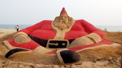 Bing wallpaper December 24, 2019. Sand sculpture of Santa Claus at Puri, Odisha (© Getty Images)