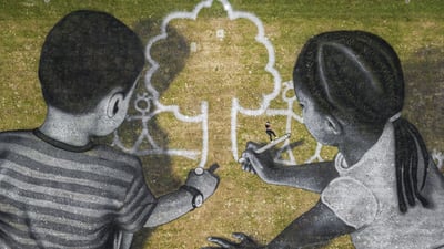 Bing wallpaper November 19, 2025. L’artiste Saype avec son œuvre de land art au siège de l’ONU, Genève, Suisse (© Valentin Flauraud/EPA-EFE/Shutterstock)
