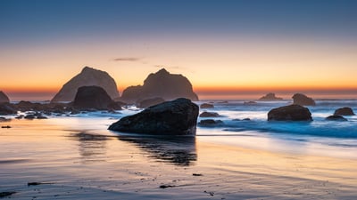 Bing wallpaper July 31, 2026. Stacks près de Wilson Creek Beach, False Klamath Cove, Parc national et parcs d’État de Redwood, Californie, États-Unis (© benedek/Getty Images)