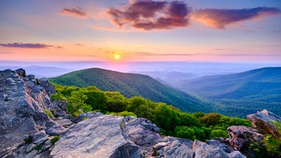 Bing wallpaper May 16, 2026. Hawksbill Mountain, Parc national de Shenandoah, Virginie, États-Unis (© John Baggaley/Getty Images)