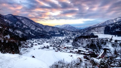 Bing wallpaper December 6, 2019. ｢夕暮れの白川郷｣岐阜, 大野郡 (© Agustin Rafael C. Reyes/GettyImages)