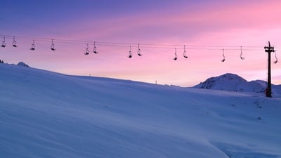 Bing wallpaper February 21, 2025. Estación de esquí Baqueira Beret, Alto Arán, Lérida, Cataluña, España (© Amazing Travels/Shutterstock)