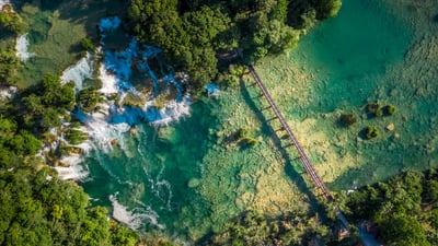 Bing wallpaper May 8, 2026. Chutes de Skradinski Buk, Parc national de Krka, Croatie (© Amazing Aerial Agency/Adobe Stock)