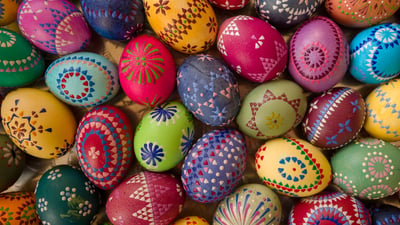 Bing wallpaper April 4, 2026. Bunt bemalte sorbische Ostereier aus Deutschland (© Mark Poltermann/Getty Images)