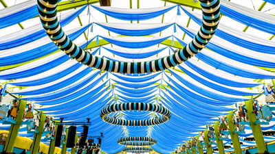 Bing wallpaper September 20, 2024. Menschen im „Spaten“-Bierzelt auf dem größten Volksfest der Welt, Oktoberfest 2017, München, Bayern (© FooTToo/Getty Images)