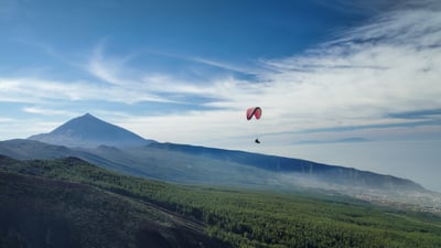 Bing wallpaper September 22, 2025. Parapente sobre el Parque Nacional del Teide, Tenerife, Islas Canarias, España (© Rafal Michal Gadomski/ShutterStock)