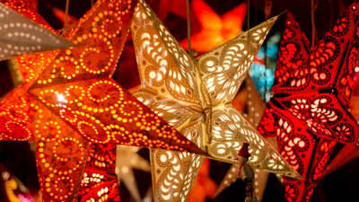 Bing wallpaper December 17, 2025. Étoiles de Herrnhut, Allemagne (© artas/Getty Images)