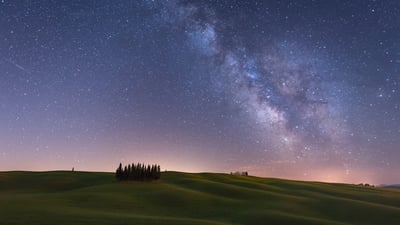 Bing wallpaper August 10, 2025. Via Lattea vista dalla Val d'Orcia, Toscana (© Fabio Massimo Zappulla/500px/500Px Plus)