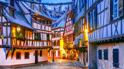 Bing wallpaper December 5, 2025. Marché deNoël dans le quartier historique de la Petite France, Strasbourg, Alsace (© Alpineguide/Alamy)